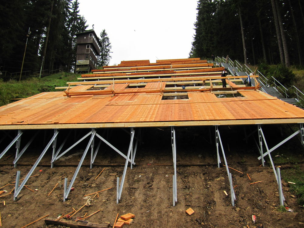 Ansicht Höhenunterschied alter Aufsprunghang (Gelände) zu neuer Konstruktion Stahl-Holzkonstruktion…