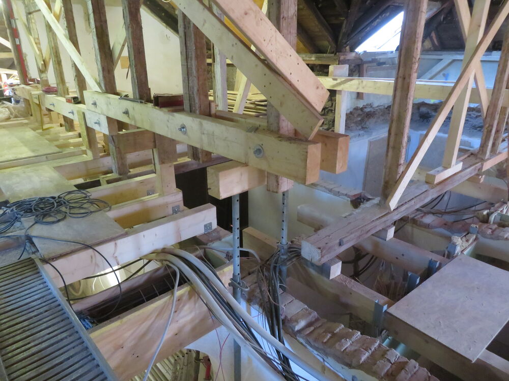 Sanierung Dachstuhl mit statischen Sonderabstützungen während der Bauphase…