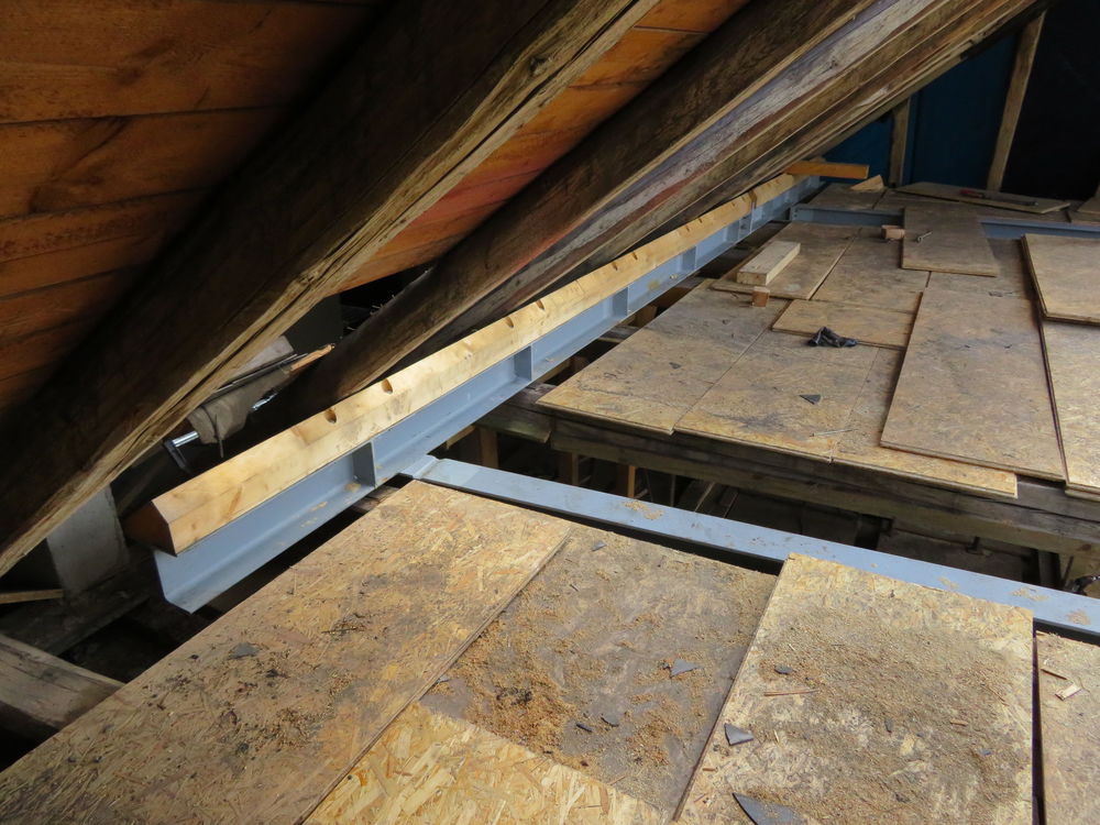Stahlpfette mit Fünfkantschwelle zur Unterstützung des bestehenden Dachtragwerkes…